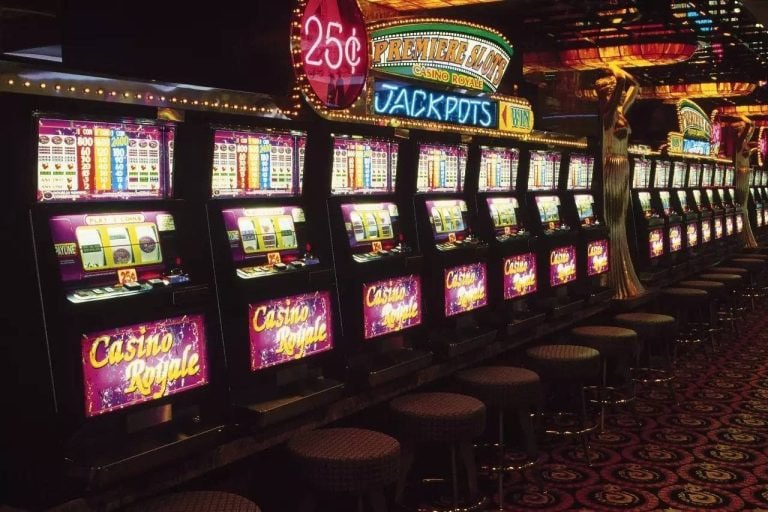superwin777 platform overview showing mobile sports betting and live casino for Filipino players